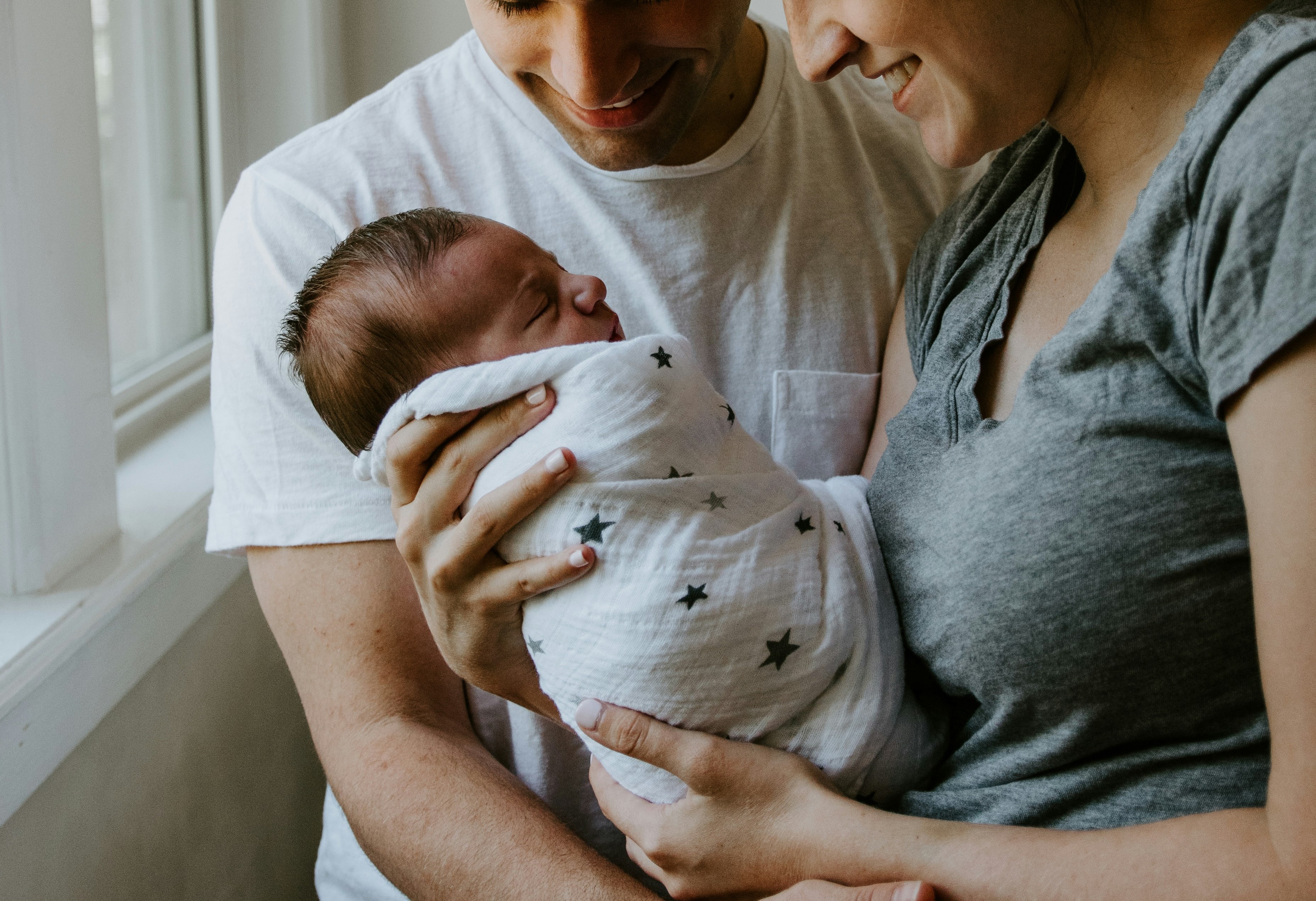 familia crece nueva casa asesor inmobiliario